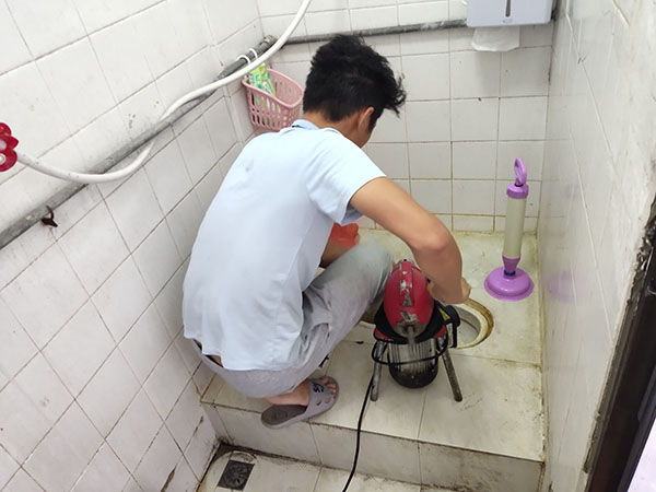 浈江管道堵塞冒臭气 专业师傅现场解决问题