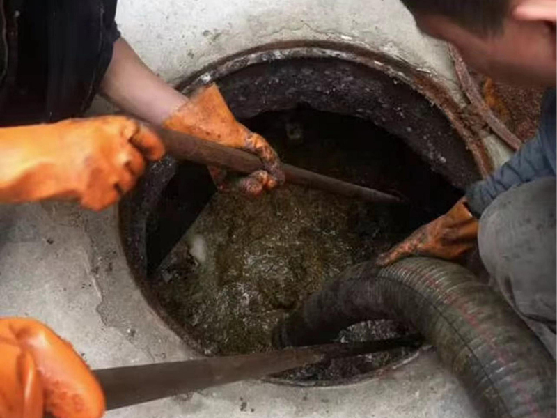 浈江清理化粪池时如何避免沼气的危害？